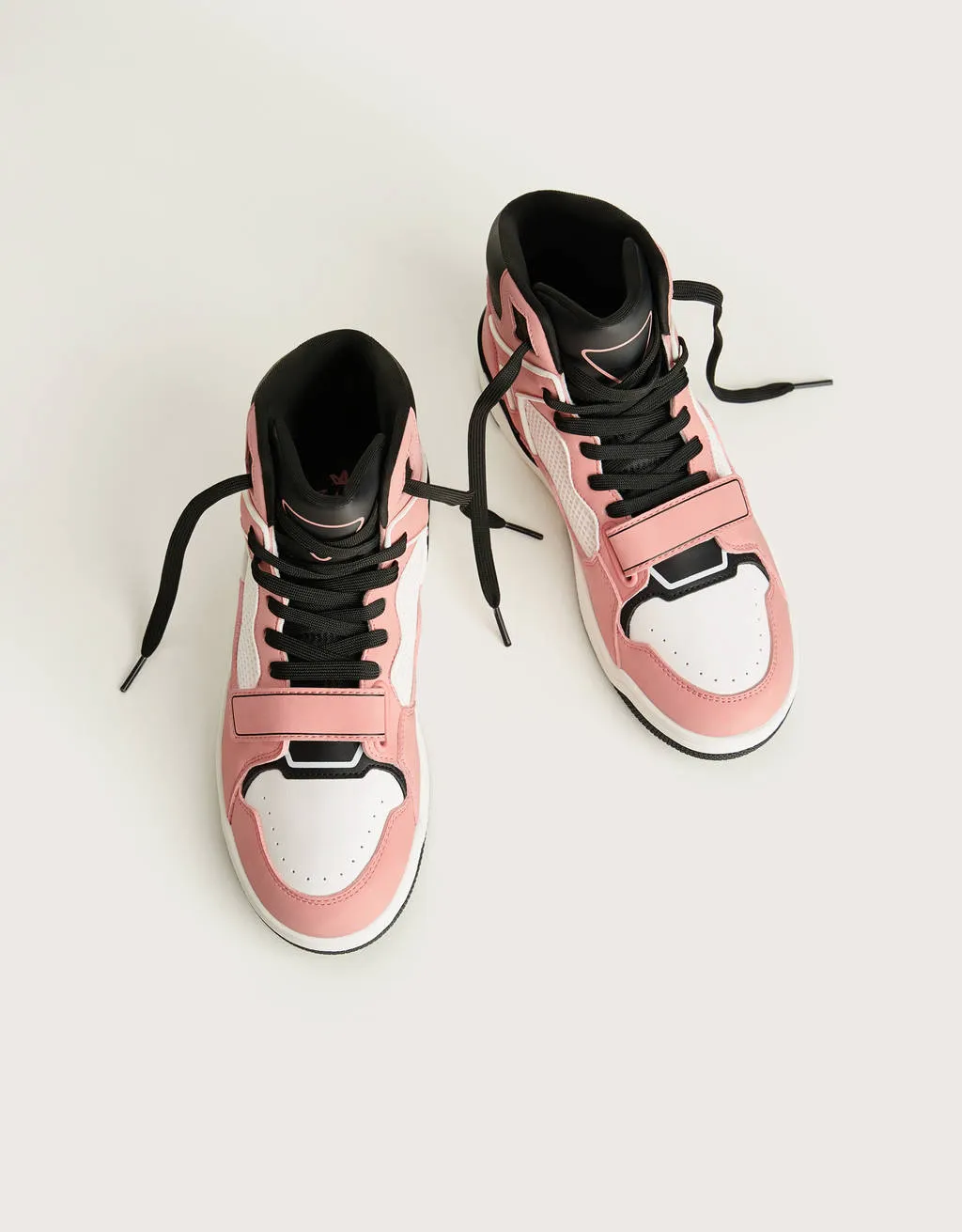 Hochgeschnittene, kombinierte Sneaker