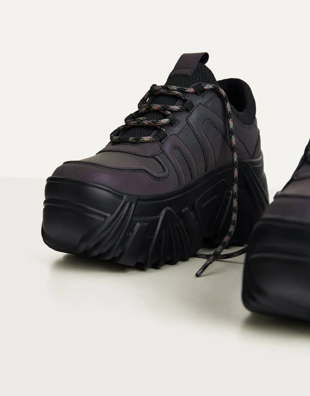 Reflektierende Sneaker mit Plateausohle