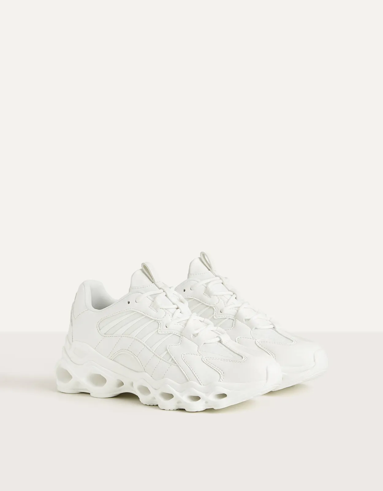 Sneaker mit Öffnungen in der Sohle