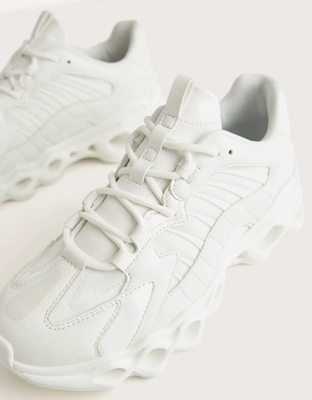 Sneaker mit Öffnungen in der Sohle