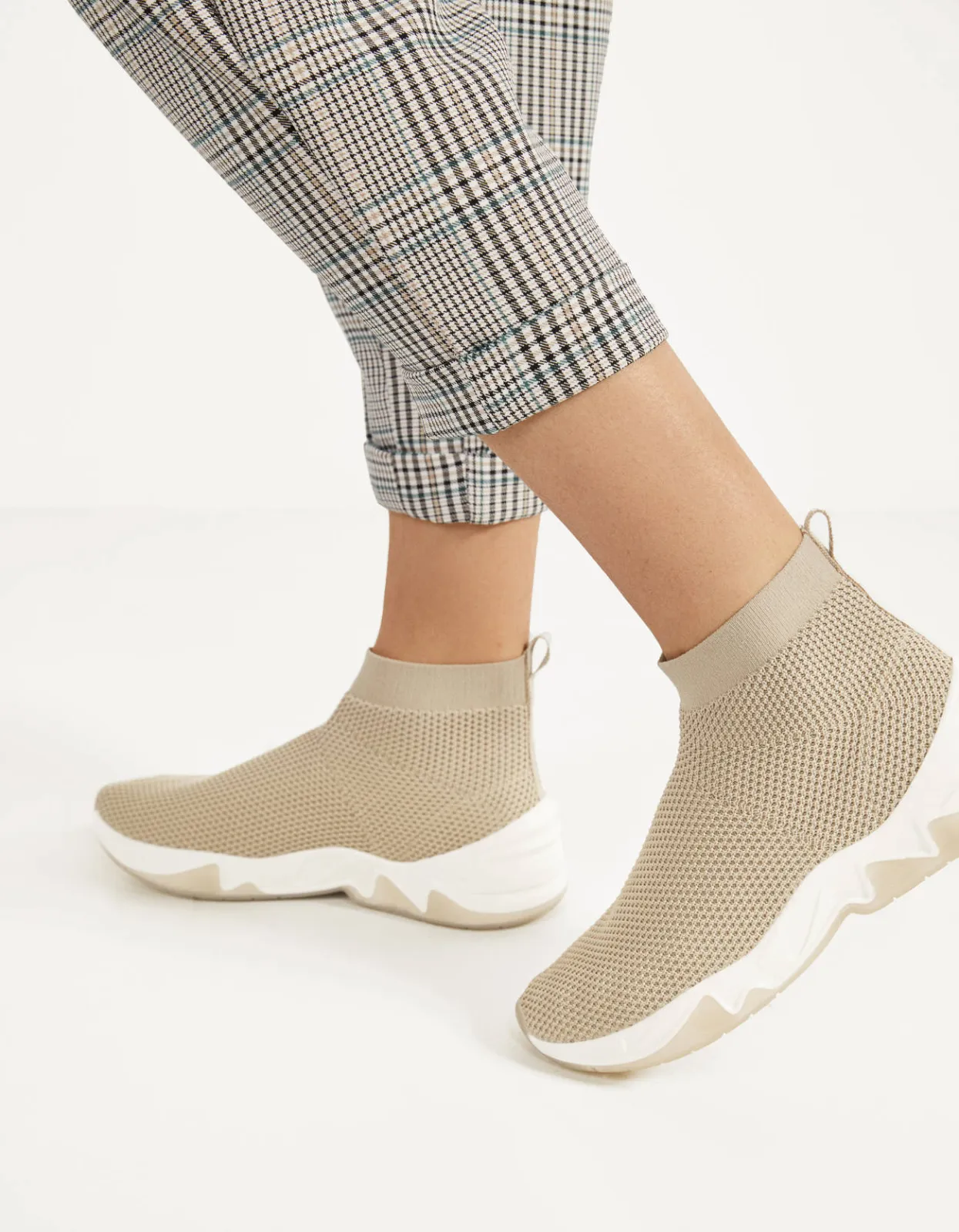 Hohe Sneaker mit elastischem Schaft