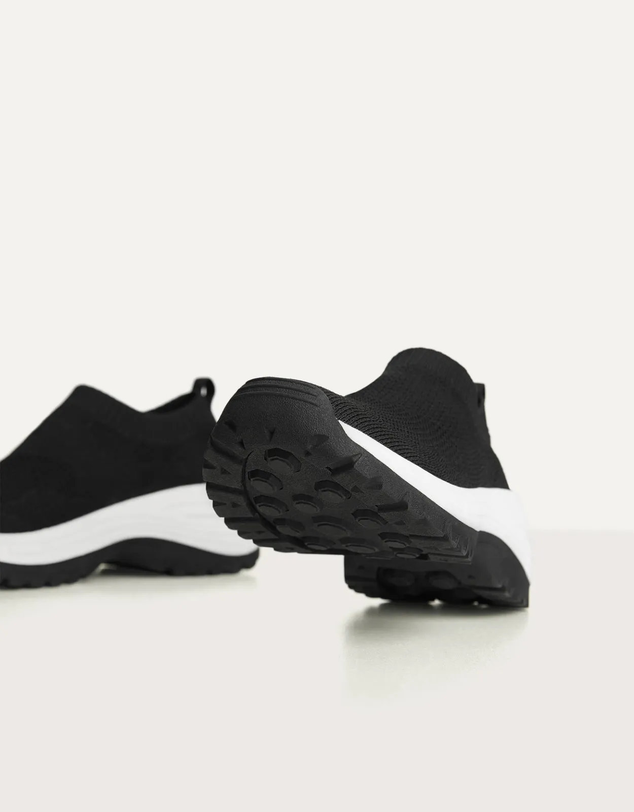 Sneaker mit Netzstoff und Socken