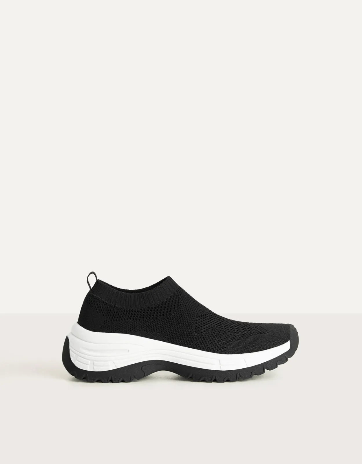 Sneaker mit Netzstoff und Socken