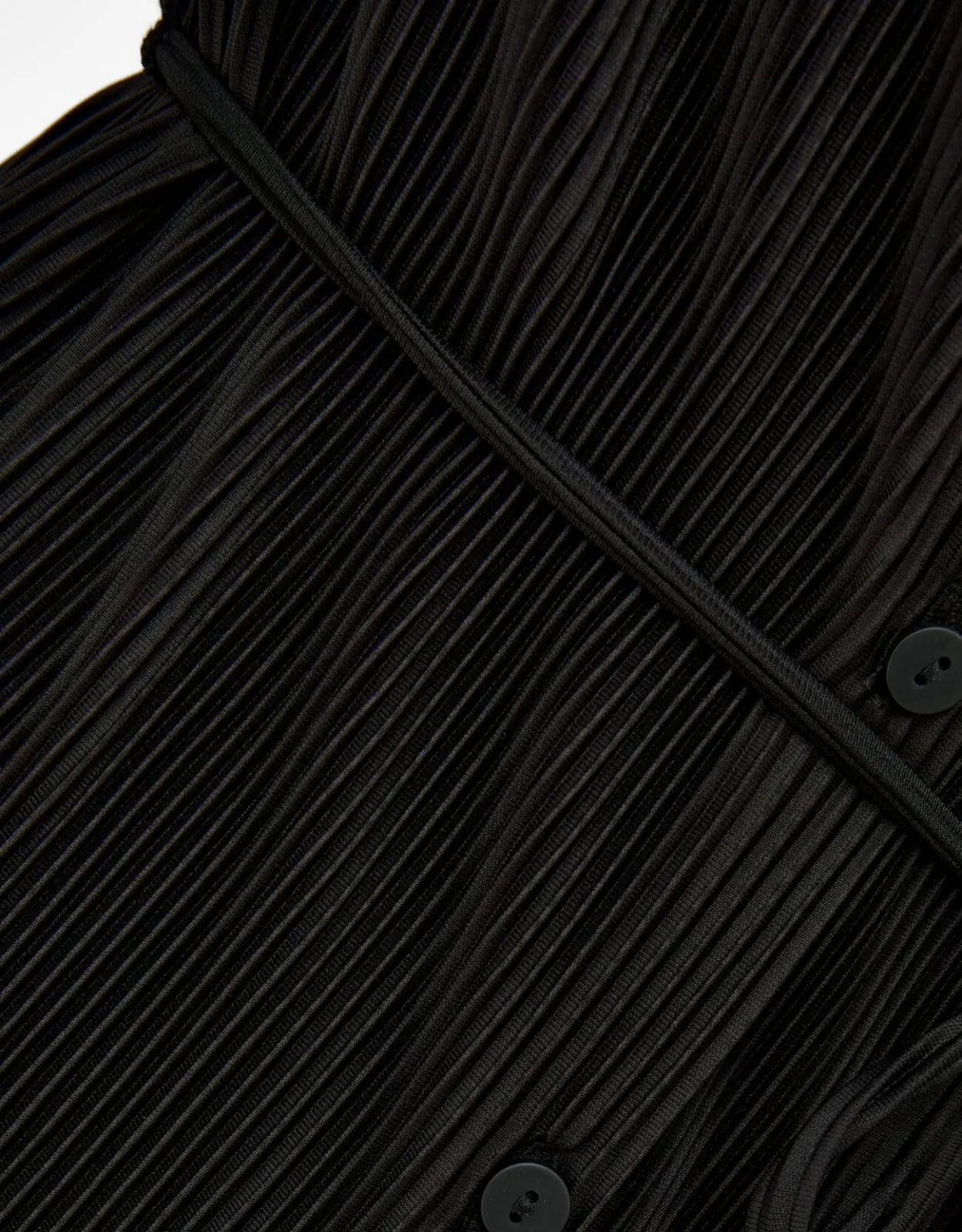 Plissiertes Minikleid mit langen Ärmeln und Gürtel