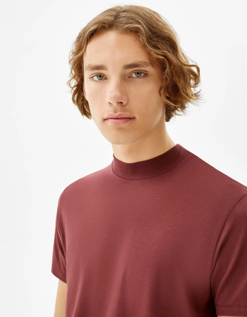 T-Shirt im Slim-Fit mit geripptem Stehkragen